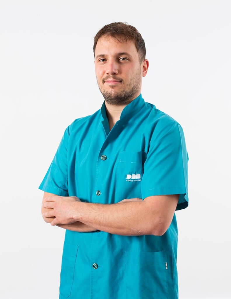 dr-m-juliachs-mila-dentista-clinica-dental-diez-marieges